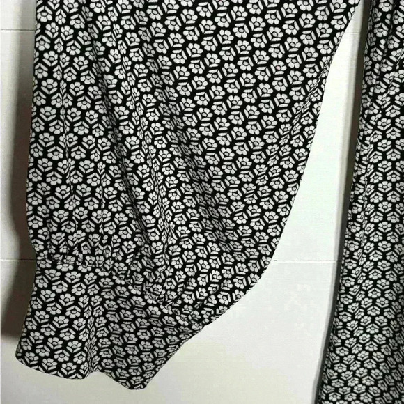 Adrianna Papell 3/4 Sleeved Black Print V-Neck Blouse‎ Top Size - Picture 2 of 4